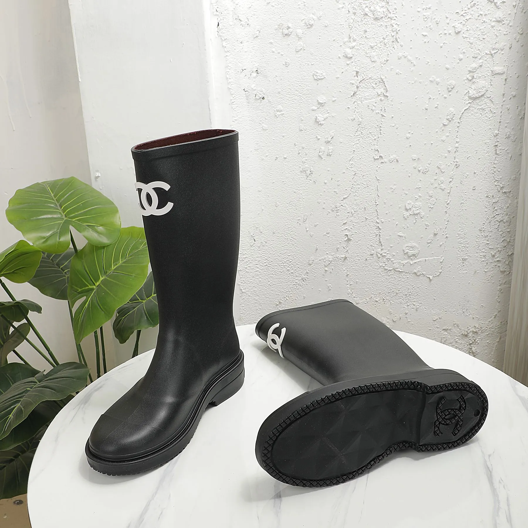 👟👟Ex-factory price 460👟👟 Women's Shoes Women's Clothing Women's Shoes Women's Clothing Women's Shoes Women's Clothing Women's Shoes Women's Clothing Women's CH Rain Boots CHANEL Chanel 22vs Summer Internet Celebrity Popular Rain Boot Series [Colorful Hot One-piece Rain Boots] I bought a pair of rain boots that are very good-looking this season. They are limited to single digits in domestic counters. You can’t get them unless you are Vic. I am so lucky. I really love these rain boots. I love them so much. The upper feet are soft and waxy. They are so comfortable. With these boots, whether you have O-shaped legs, Purchased at counter for 7800! ! ! Exclusive mold opening and customization on the entire network, after one month of adjustment to restore the genuine grade, counter inspection level, only genuine grade! ! Flash sale on all products on the market! ! Fabric: Original open mold T👟👟Ex-factory price U one-piece molding Inner: Original customized imported Lycra injection molding Feet: Original injection molding pad Packing: Original packaging Code number: 35-41 ☀Color: 5 colors produced simultaneously on the official website